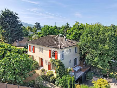 à seulement 20 km du centre-ville de lyon  sur la commune des chères  maison de 6 pièce(s)