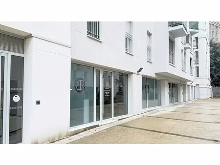 location commerce noisy le grand 93160 70m²