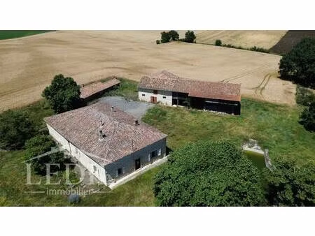 corps de ferme en pierre avec vue panoramique sur la campagne gersoise et les pyrénées