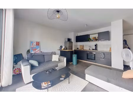 location appartement  m² t-1 à lyon 9  989 €