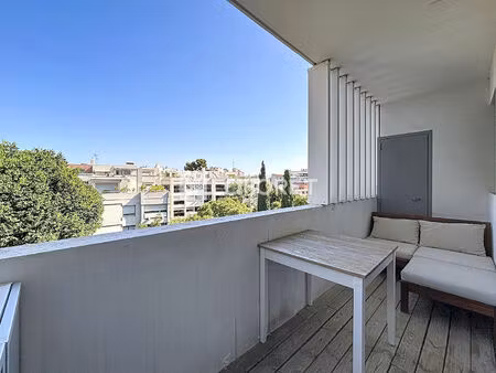 carré d'or - t2 avec grand balcon  ascenseur et cave