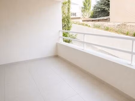 t2 avec parking et balcon à marseille