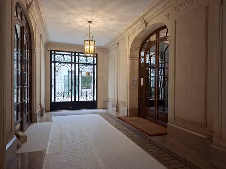 a louer studio meuble idealement situe avenue victor hugo pa
