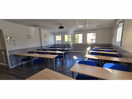 à louer locaux professionnels de 57.25 m2 avec places de p