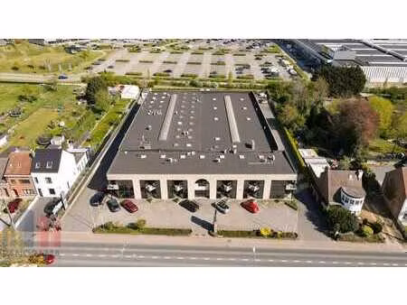 immeuble d'entreprise indépendant comprenant un entrepôt ...