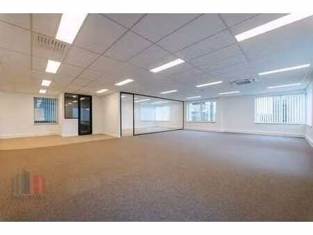 bureaux entièrement rénovés de 248 m² à un emplacement st...