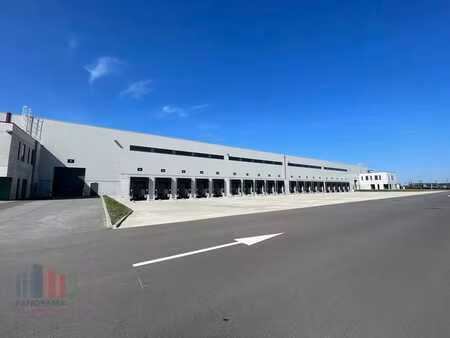 logistiek magazijn van 13.795 m² + 638 m² kantoorruimte
