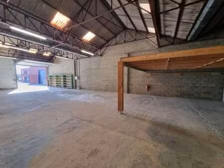 entrepôt 230m2 - parking sécurisé