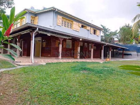 a louer un bas de villa f3 avec jardin privatif de 282m² situe a baie-mahault