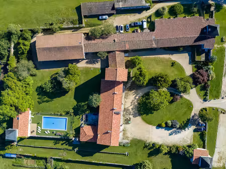 vente château 60 pièces 2000 m² à saint-hilaire-de-villefranche (17770)  1 390 000 €
