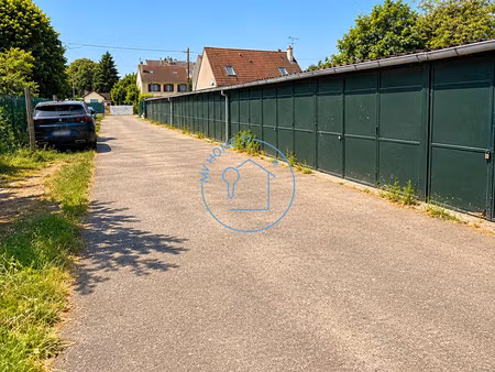 terrain de 602m² avec 15 box