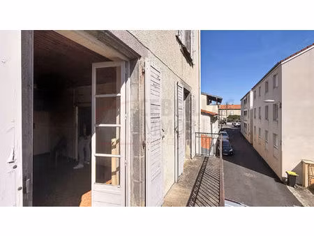 aubière - maison de bourg avec grange et terrasse ? fort potentiel