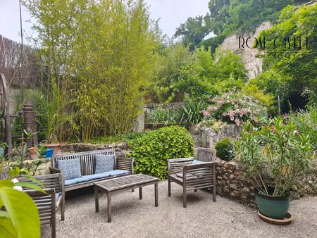 maison de charme en ville avec jardin verdoyant