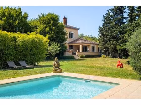ancienne bastide rénovée avec piscine et vue