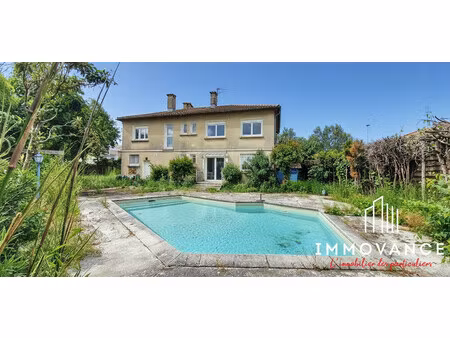 maison 8 pièces avec piscine et garage.