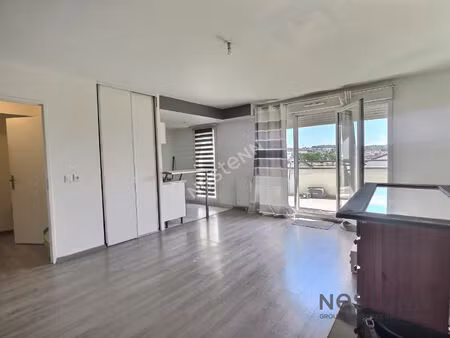 appartement 2 pièces en dernier étage à neuilly-sur-marne avec balcon et garage