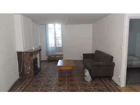 location meublée appartement 3 pièces 45 m² à nimes (30000)  750 €