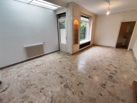local commercial et maison d'habitation face a la gare d'ami