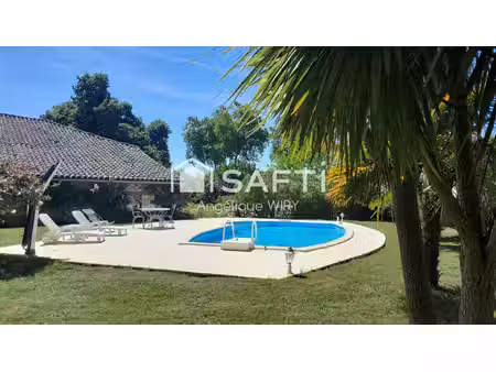 description de cette maison de 278 m² avec piscine et terrain de plus de 7000 m²