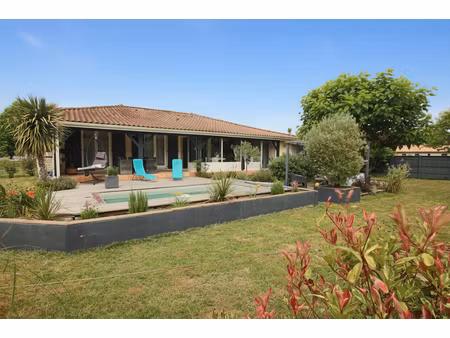 maison familiale avec dépendance  piscine chauffée et grand terrain à mios