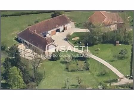 ancien moulin avec étang et son cours d'eau