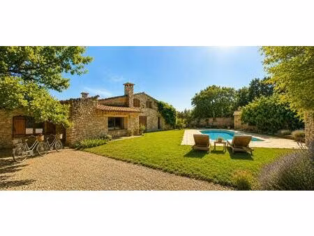 au pied de gordes  propriété de caractère composée de 2 maisons en pierre sur 2500 m² de t