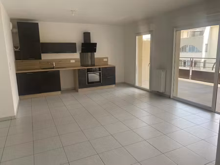 location appartement 3 pièces 66.6 m² à nimes (30000)  877 €