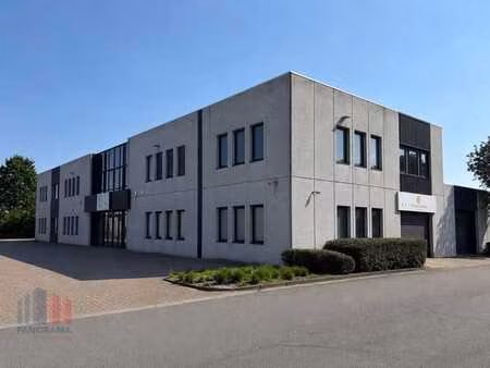 136 m² de bureaux prêts à l’emploi avec 78 m² de stockage...