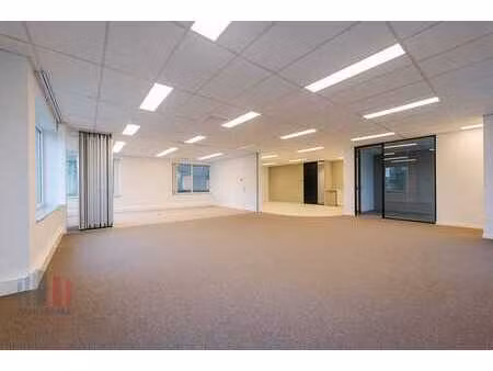 bureaux entièrement rénovés de 194 m² à un emplacement st...
