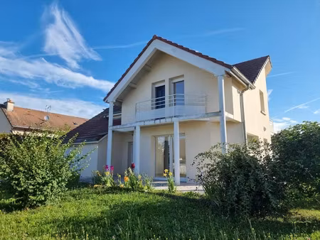 location maison 6 pièces 147 m² à pusey (70000)  1 140 €