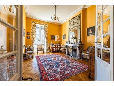 appartement 2ème étage avec ascenseur au coeur du triangle d'or