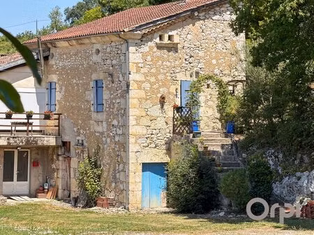 en campagne  non loin du centre ville de lectoure  maison ancienne rénovée pour partie...