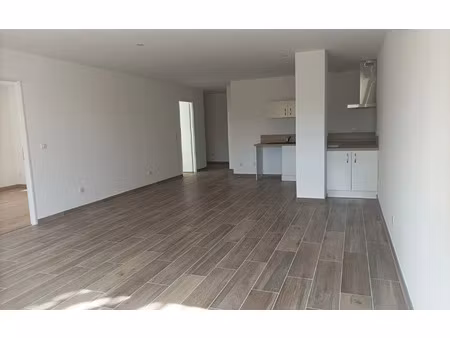 location appartement  m² t-4 à les vans  795 €