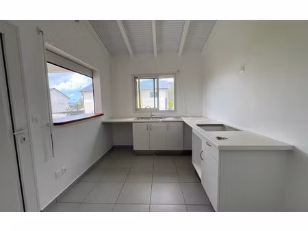 location appartement  88.69 m² t-4 à trois-rivières  1 090 €