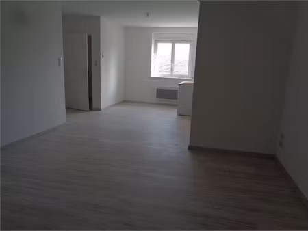f2 avec entrée indépendante et jardin commun