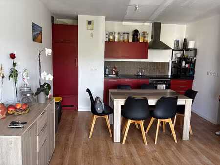ploscop très beau t3 de 56.52 m2  avec grand balcon  2 stationnements et cellier