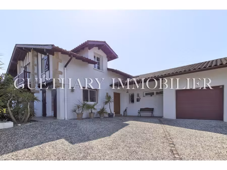 grande maison avec t2 indépendant a pied du village.