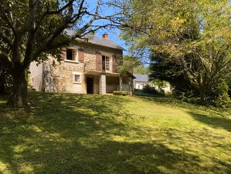 une maison en pierre avec base habitable  terrain attenant