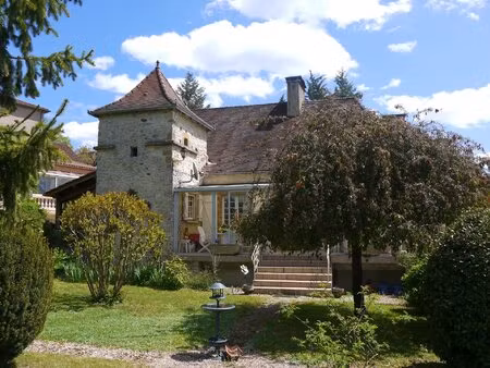 charmant ensemble immobilier en pierre avec jardin au coeur