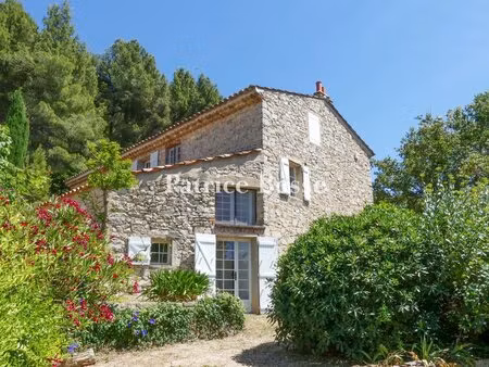 à l'ouest de toulon  en position dominante  une ancienne ferme viticole du 18e s.  son...