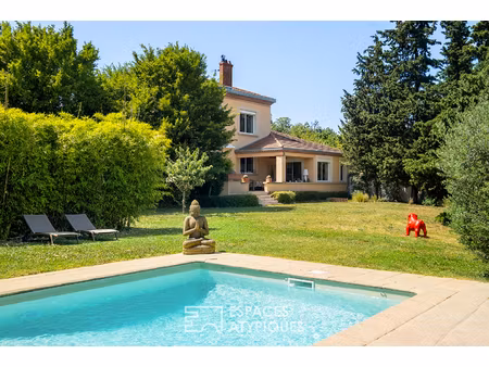 ancienne bastide rénovée avec piscine et vue