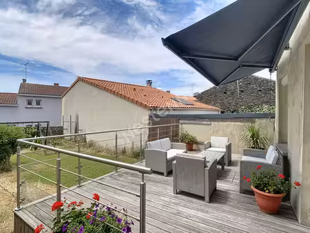 maison familiale en pierre à vendre dans le bourg du fief sauvin