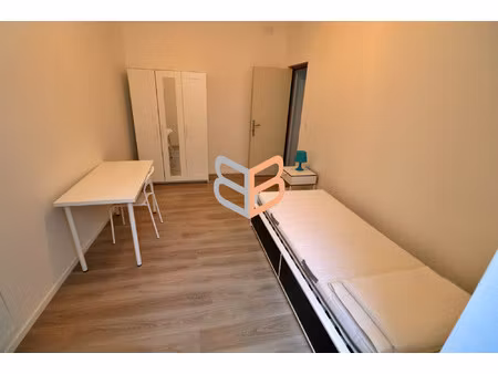 chambre meublée dans immeuble proche du centre du village