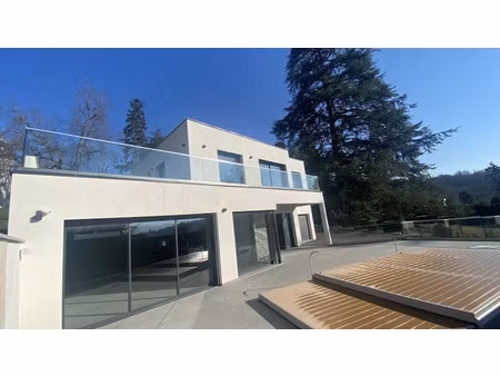 location maison 5 pièces 180 m² à l'etrat (42580)  3 000 €
