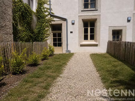 a louer - appartement t2 en duplex vide avec jardin privatif en plein coeur d'auray