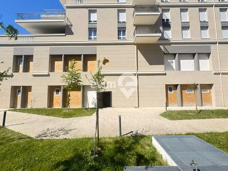 local commercial neuf de 706 m² face à la gare du val sud