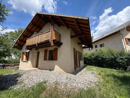 à louer ancelle : jolie maison avec jardin de 400 m²