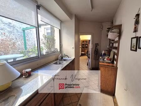 a vendre à mouchamps  maison de 163 m2 env et murs commerciaux de 158 m2 env sur une parce