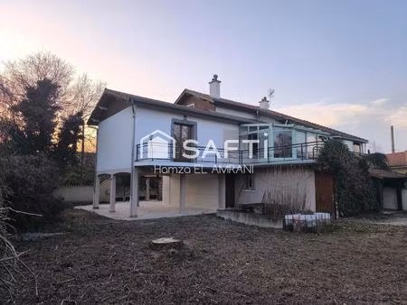 grande maison individuelle sur joli terrain plat clos et arboré