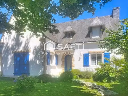 grand terrain et beaux espaces-cadre verdoyant